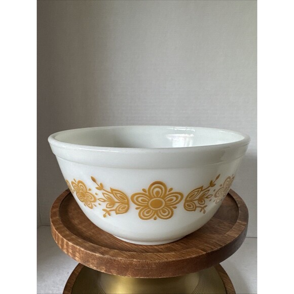 Pyrex Butterfly Gold Mixing Bowl # 402 - 1½ QT - 1.5 L Nesting Mixing Bowl 7¼" - Picture 1 of 12